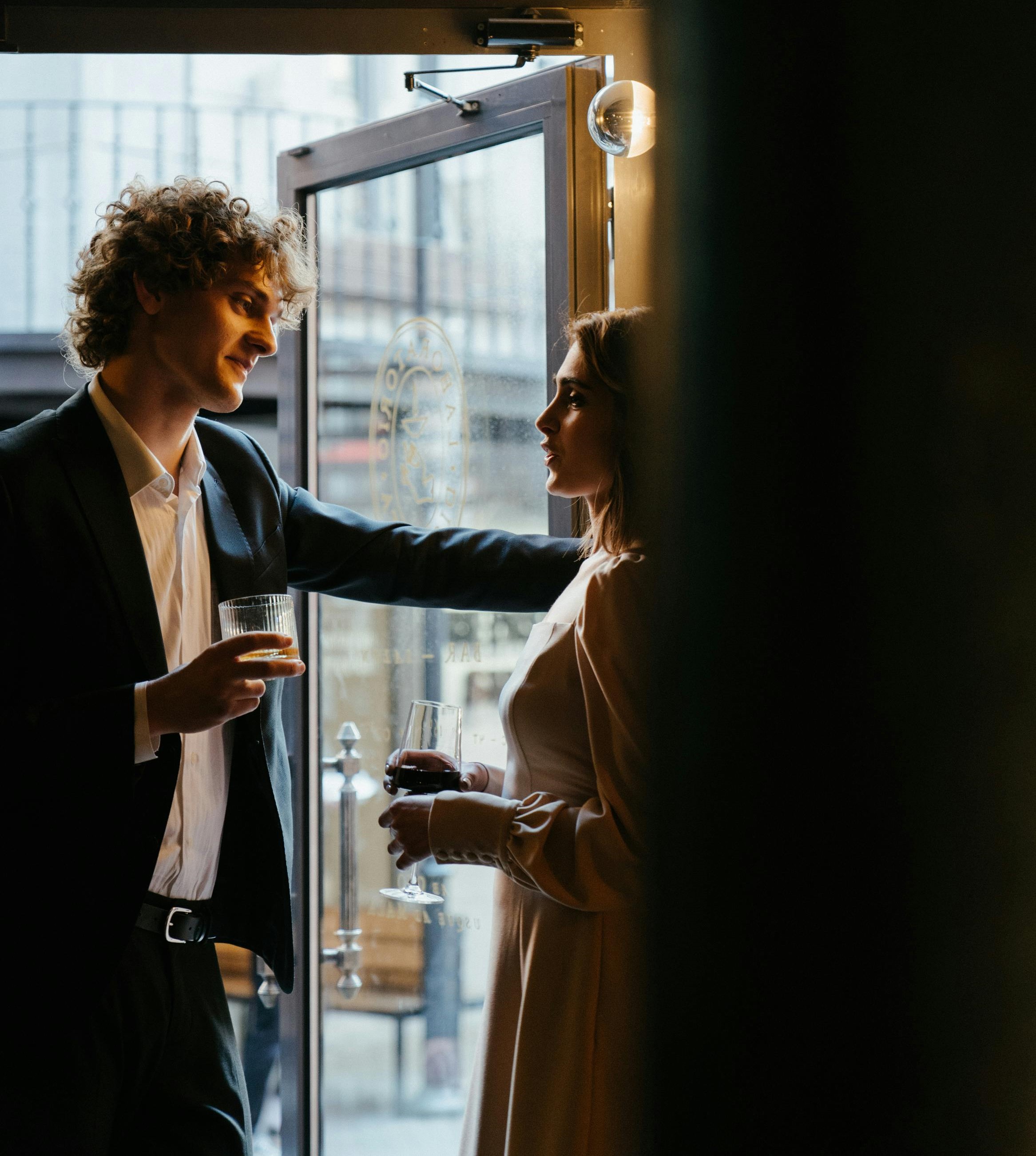 Superar a timidez e a ansiedade social. Proximidade física e contato visual.